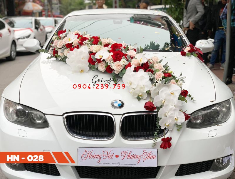 Trang trí hoa tươi kiểu chéo xe sang chảnh năm 2020